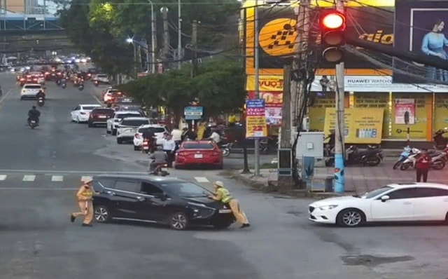 Tạm giữ hình sự đối tượng lái ô tô lao vào Thiếu tá công an đang làm nhiệm vụ- Ảnh 2.