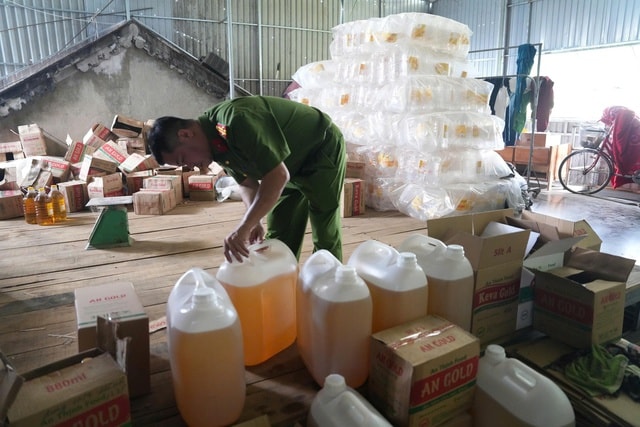 Bắt nữ giám đốc công ty sản xuất hơn 2,7 triệu lít dầu ăn giả bán ra nhiều tỉnh miền Trung- Ảnh 3. Bắt nữ giám đốc công ty sản xuất hơn 2,7 triệu lít dầu ăn giả bán ra nhiều tỉnh miền Trung- Ảnh 3.