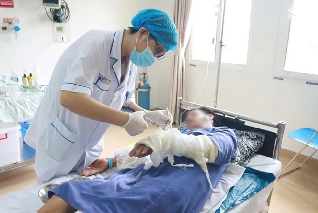 Bỏng nặng vì đốt rác bằng xăng- Ảnh 1. Bỏng nặng vì đốt rác bằng xăng- Ảnh 1.