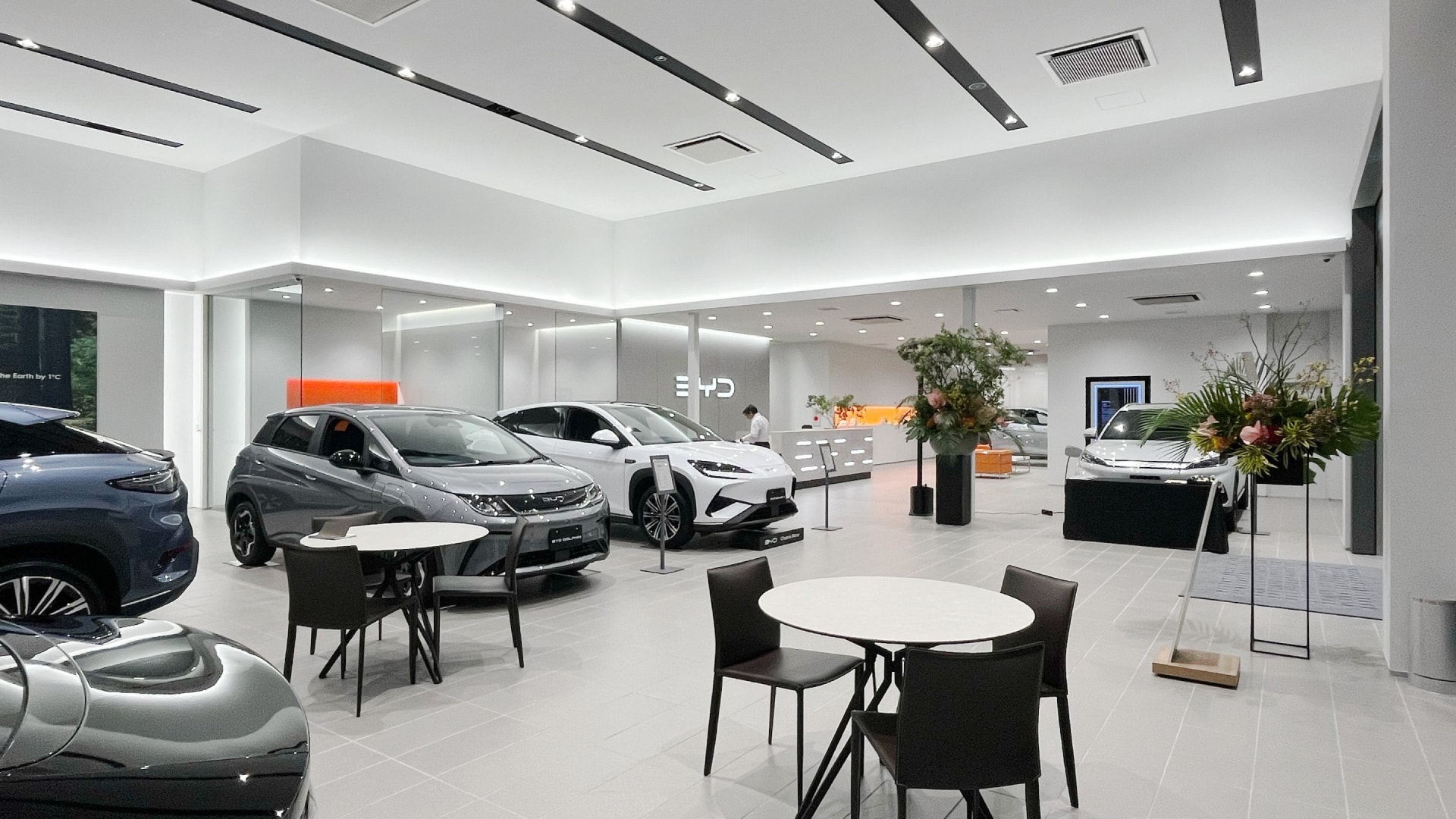 Một cửa hàng bán xe trong trung tâm thương mại tại Nhật Bản. (Ảnh: Dianmasha)