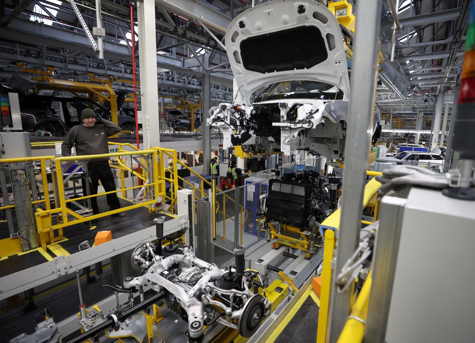 Bên trong nhà máy Jaguar Land Rover. (Ảnh: Reuters)