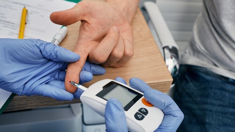 Suýt mất mạng vì bỏ thuốc trị đái tháo đường để dùng 'thuốc gia truyền'- Ảnh 3.