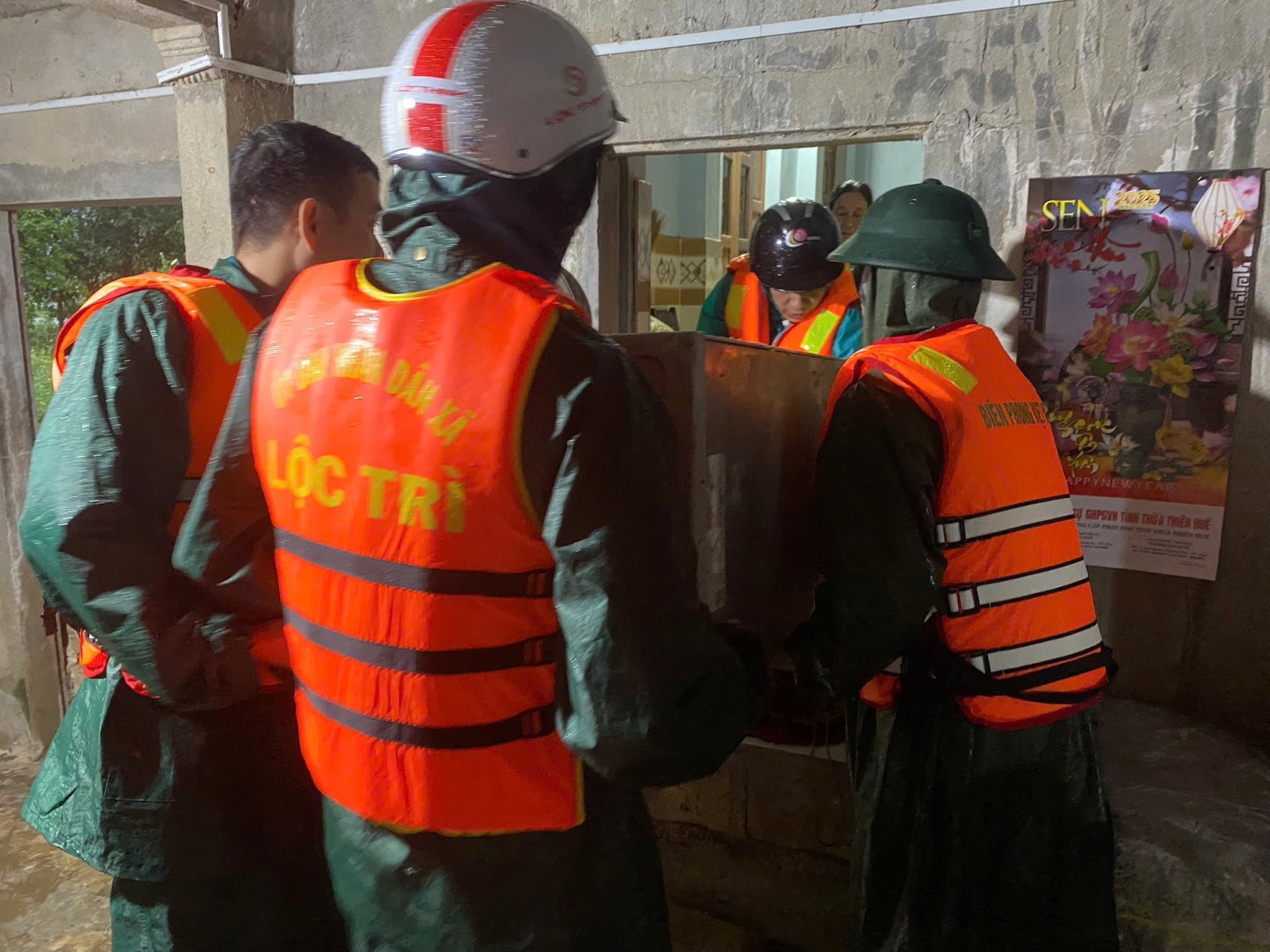 Huế kiểm tra các điểm sạt lở, di dời dân vùng xung yếu đến nơi an toàn- Ảnh 6. Huế kiểm tra các điểm sạt lở, di dời dân vùng xung yếu đến nơi an toàn- Ảnh 6.