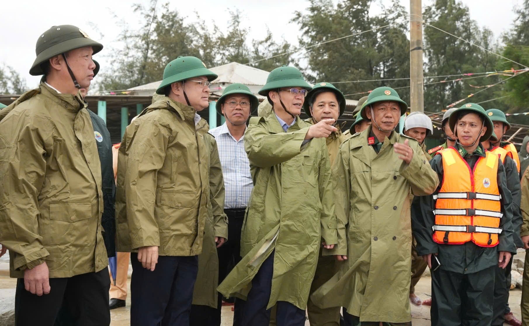 Huế kiểm tra các điểm sạt lở, di dời dân vùng xung yếu đến nơi an toàn- Ảnh 1. Huế kiểm tra các điểm sạt lở, di dời dân vùng xung yếu đến nơi an toàn- Ảnh 1.