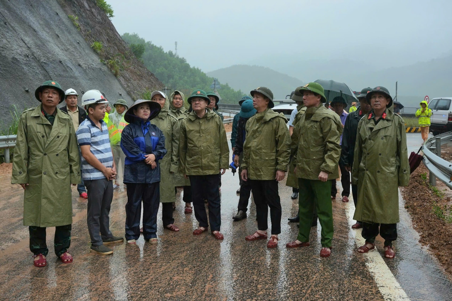 Huế kiểm tra các điểm sạt lở, di dời dân vùng xung yếu đến nơi an toàn- Ảnh 4. Huế kiểm tra các điểm sạt lở, di dời dân vùng xung yếu đến nơi an toàn- Ảnh 4.