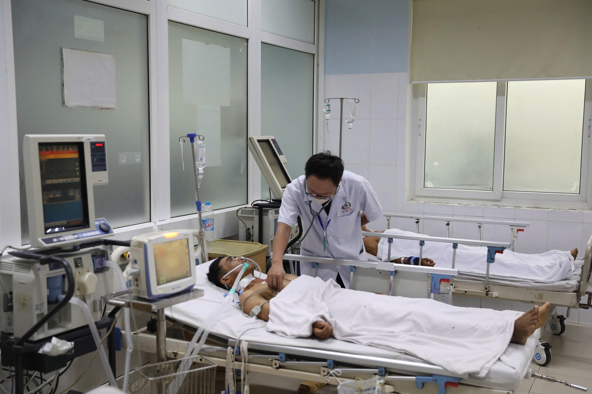 Mối nguy chết người từ rượu ngâm rễ cây rừng: Cảnh báo của bác sĩ- Ảnh 1. Mối nguy chết người từ rượu ngâm rễ cây rừng: Cảnh báo của bác sĩ- Ảnh 1.