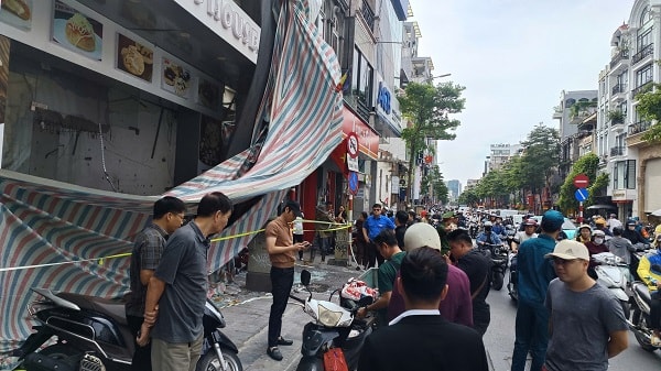 Bê tông rơi trúng người đi đường trên phố Tôn Đức Thắng, 10 người nỗ lực giải cứu- Ảnh 2. Bê tông rơi trúng người đi đường trên phố Tôn Đức Thắng, 10 người nỗ lực giải cứu- Ảnh 2.