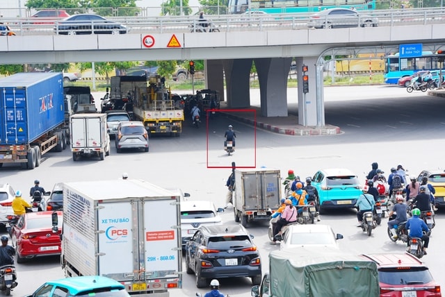 Hà Nội: Camera AI 'bóc' người vi phạm giao thông- Ảnh 2. Hà Nội: Camera AI 'bóc' người vi phạm giao thông- Ảnh 2.