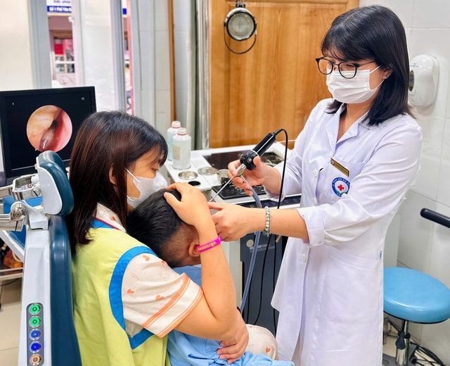 Dây chun đầy mủ trong mũi bé trai suốt 2 tháng- Ảnh 1. Dây chun đầy mủ trong mũi bé trai suốt 2 tháng- Ảnh 1.