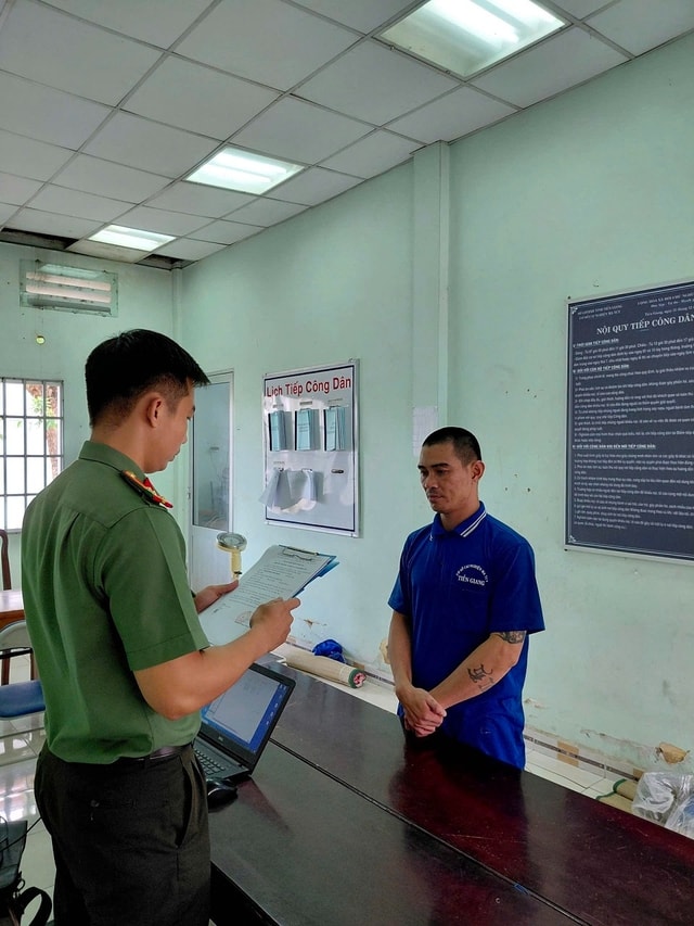 Lên mạng xã hội mua 1 khẩu súng và 24 viên đạn, một đối tượng bị khởi tố- Ảnh 2. Lên mạng xã hội mua 1 khẩu súng và 24 viên đạn, một đối tượng bị khởi tố- Ảnh 2.