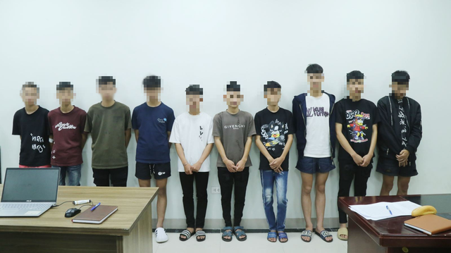 Tạm giữ 20 thanh thiếu niên cầm hung khí, lái xe mô tô tại vòng xuyến ngã 6 Kinh Bắc- Ảnh 1. Tạm giữ 20 thanh thiếu niên cầm hung khí, lái xe mô tô tại vòng xuyến ngã 6 Kinh Bắc- Ảnh 1.