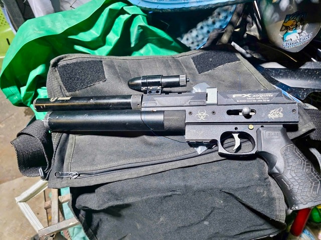 Lên mạng xã hội mua 1 khẩu súng và 24 viên đạn, một đối tượng bị khởi tố- Ảnh 1. Lên mạng xã hội mua 1 khẩu súng và 24 viên đạn, một đối tượng bị khởi tố- Ảnh 1.