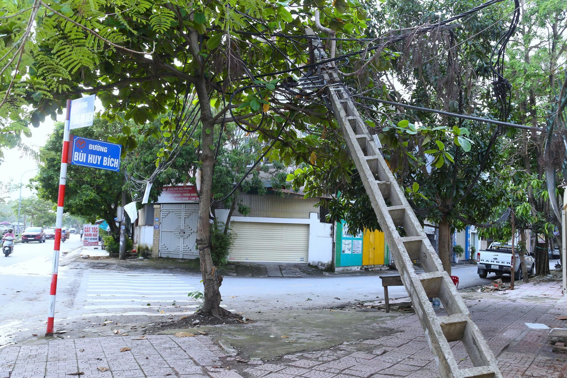 Dây cáp viễn thông rối như mạng nhện ở Nghệ An sau bão- Ảnh 2. Dây cáp viễn thông rối như mạng nhện ở Nghệ An sau bão- Ảnh 2.