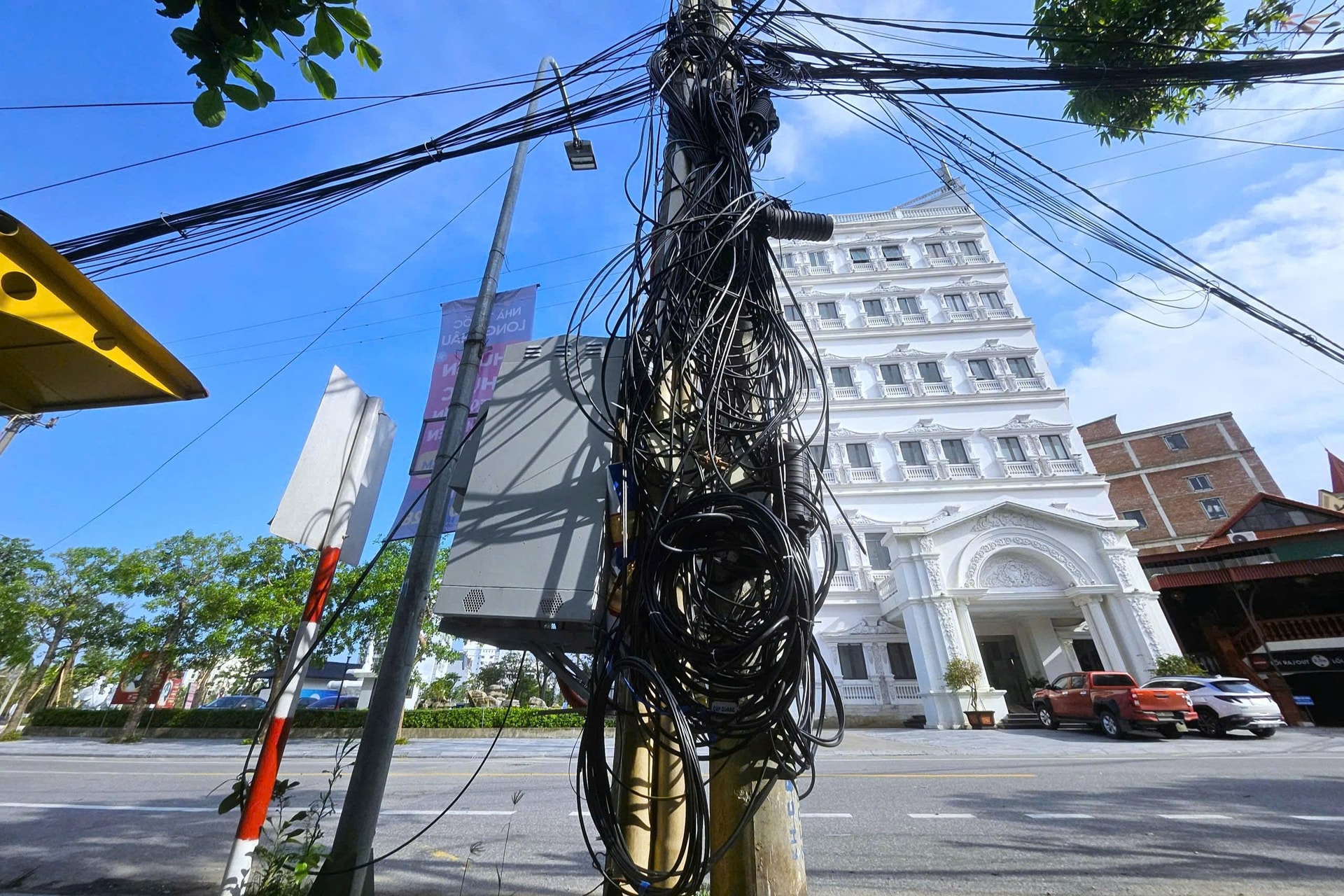 Dây cáp viễn thông rối như mạng nhện ở Nghệ An sau bão- Ảnh 18. Dây cáp viễn thông rối như mạng nhện ở Nghệ An sau bão- Ảnh 18.
