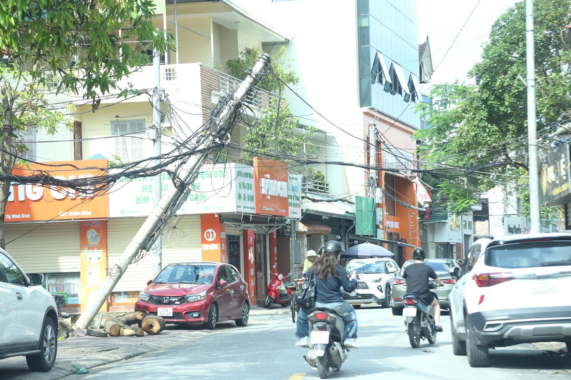 Dây cáp viễn thông rối như mạng nhện ở Nghệ An sau bão- Ảnh 4. Dây cáp viễn thông rối như mạng nhện ở Nghệ An sau bão- Ảnh 4.