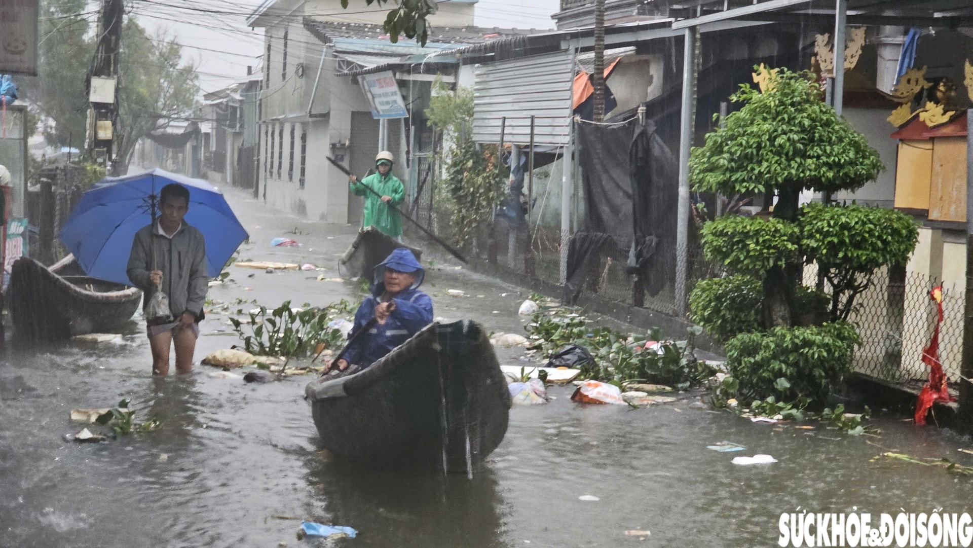 Mưa lớn, triều cường dâng, người dân ven biển Huế vật lộn giữa biển nước và rác thải- Ảnh 13. Mưa lớn, triều cường dâng, người dân ven biển Huế vật lộn giữa biển nước và rác thải- Ảnh 13.