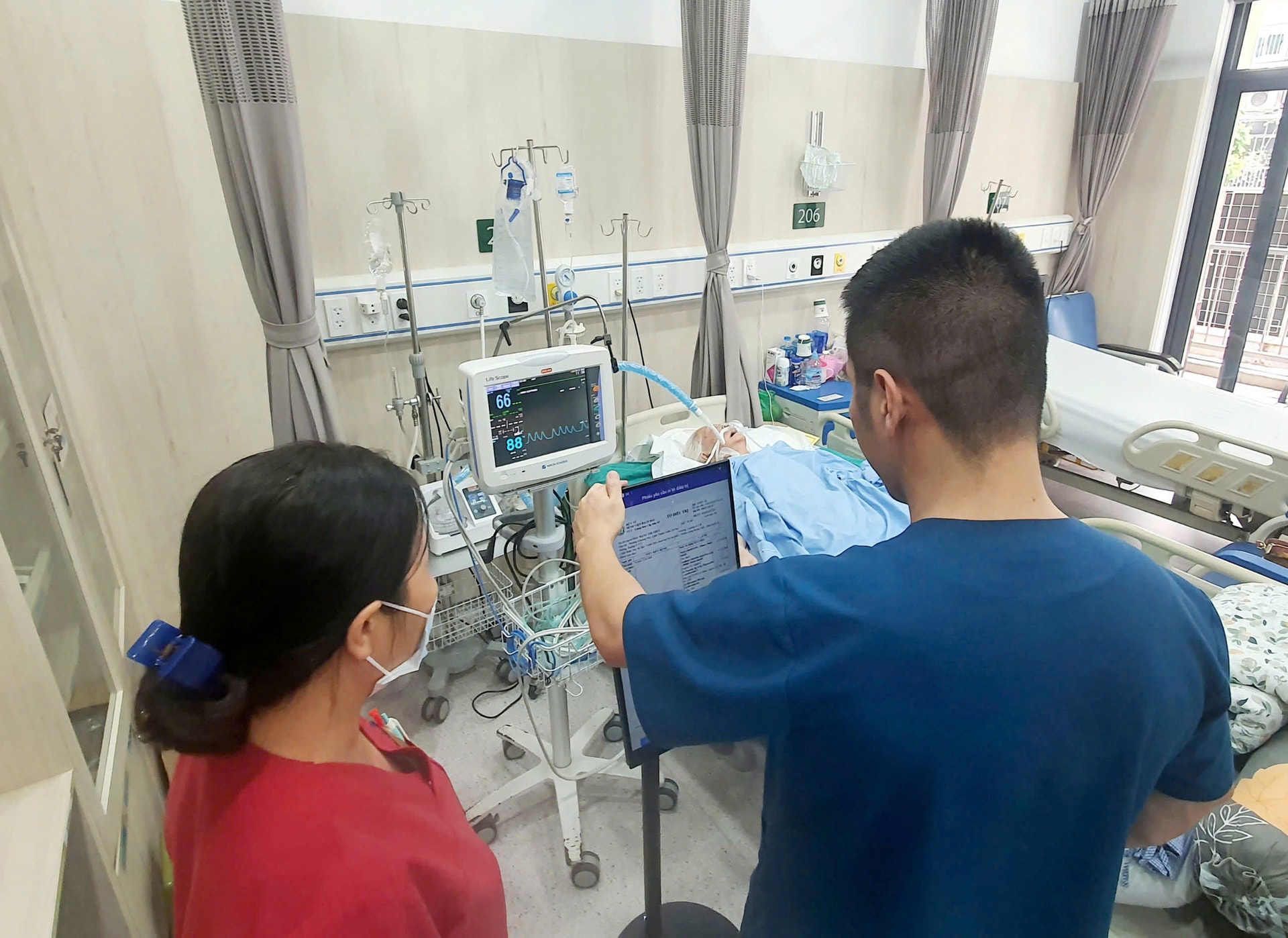 Ngành y tế thúc đẩy chuyển đổi số toàn diện để phục vụ nhân dân tốt hơn- Ảnh 2. Ngành y tế thúc đẩy chuyển đổi số toàn diện để phục vụ nhân dân tốt hơn- Ảnh 2.