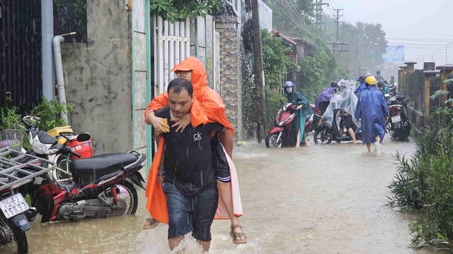 Bão số 12 suy yếu thành áp thấp nhiệt đới, miền Trung bắt đầu mưa lớn- Ảnh 2. Bão số 12 suy yếu thành áp thấp nhiệt đới, miền Trung bắt đầu mưa lớn- Ảnh 2.