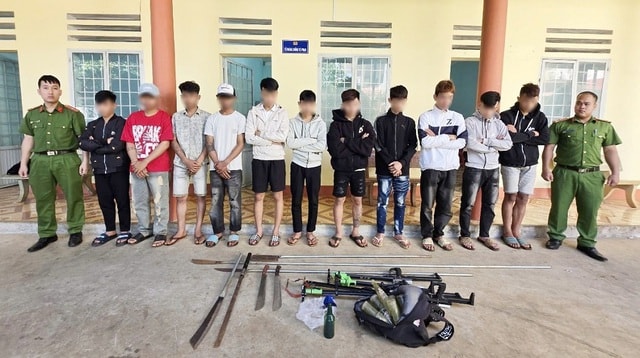 Ngăn chặn 11 thanh thiếu niên mang hung khí để giải quyết mâu thuẫn- Ảnh 1. Ngăn chặn 11 thanh thiếu niên mang hung khí để giải quyết mâu thuẫn- Ảnh 1.