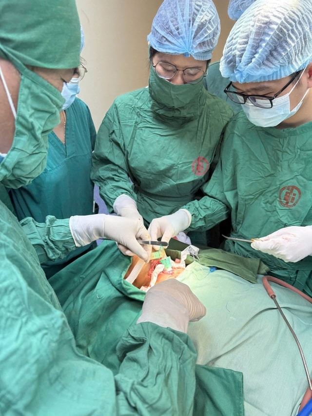 Kích hoạt báo động đỏ toàn viện cứu sống bệnh nhân chấn thương phức tạp vùng cổ- Ảnh 1.