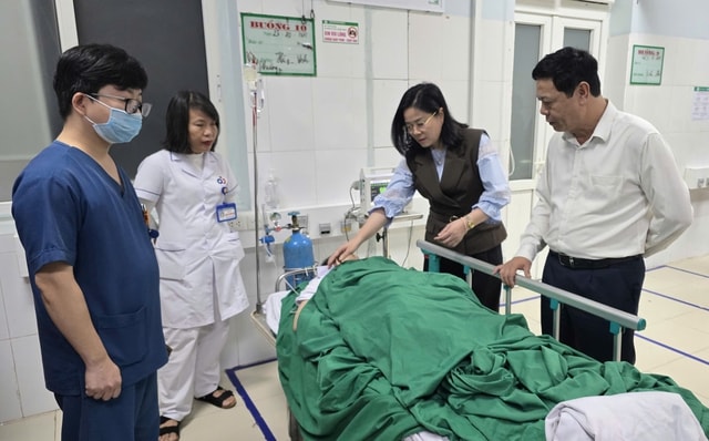 TS.BSCKII Lê Thị Hoài Chung, Giám đốc Sở Y tế Nghệ An thăm hỏi điều dưỡng Nguyễn Thị Thu Hoài đang điều trị tại Bệnh viện Hữu nghị Đa khoa Nghệ An. TS.BSCKII Lê Thị Hoài Chung, Giám đốc Sở Y tế Nghệ An thăm hỏi điều dưỡng Nguyễn Thị Thu Hoài đang điều trị tại Bệnh viện Hữu nghị Đa khoa Nghệ An.