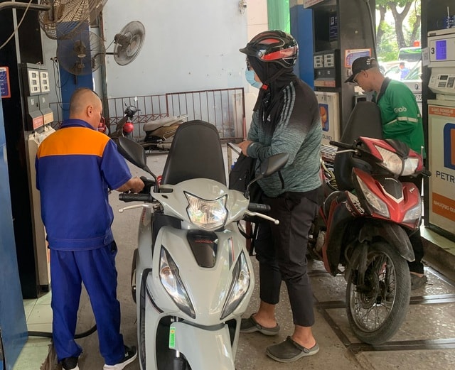 Giá xăng dầu đồng loạt giảm, RON95 còn 19.726 đồng/lít- Ảnh 2. Giá xăng dầu đồng loạt giảm, RON95 còn 19.726 đồng/lít- Ảnh 2.