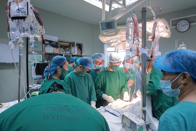Nhân viên y tế dũng cảm giằng lại trẻ sơ sinh khỏi tay kẻ cầm dao truy sát ở BV Sản Nhi Nghệ An- Ảnh 1. Nhân viên y tế dũng cảm giằng lại trẻ sơ sinh khỏi tay kẻ cầm dao truy sát ở BV Sản Nhi Nghệ An- Ảnh 1.