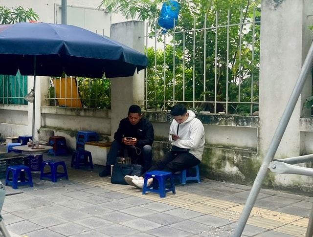 Hà Nội đón gió lạnh đầu mùa, người dân khoác áo ấm xuống phố- Ảnh 5. Hà Nội đón gió lạnh đầu mùa, người dân khoác áo ấm xuống phố- Ảnh 5.