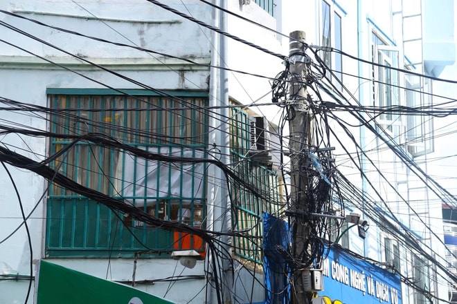 Dây cáp viễn thông rối như mạng nhện ở Nghệ An sau bão- Ảnh 17. Dây cáp viễn thông rối như mạng nhện ở Nghệ An sau bão- Ảnh 17.