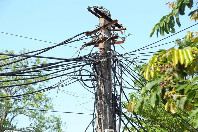 Dây cáp viễn thông rối như mạng nhện ở Nghệ An sau bão- Ảnh 16. Dây cáp viễn thông rối như mạng nhện ở Nghệ An sau bão- Ảnh 16.