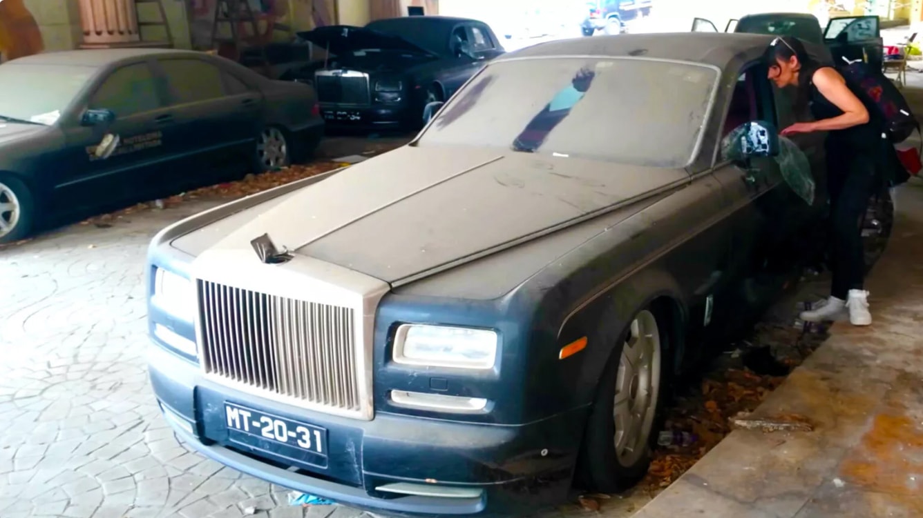 Xe Rolls-Royce Phantom nằm phủ bụi trước sảnh. (Ảnh: Carscoops)