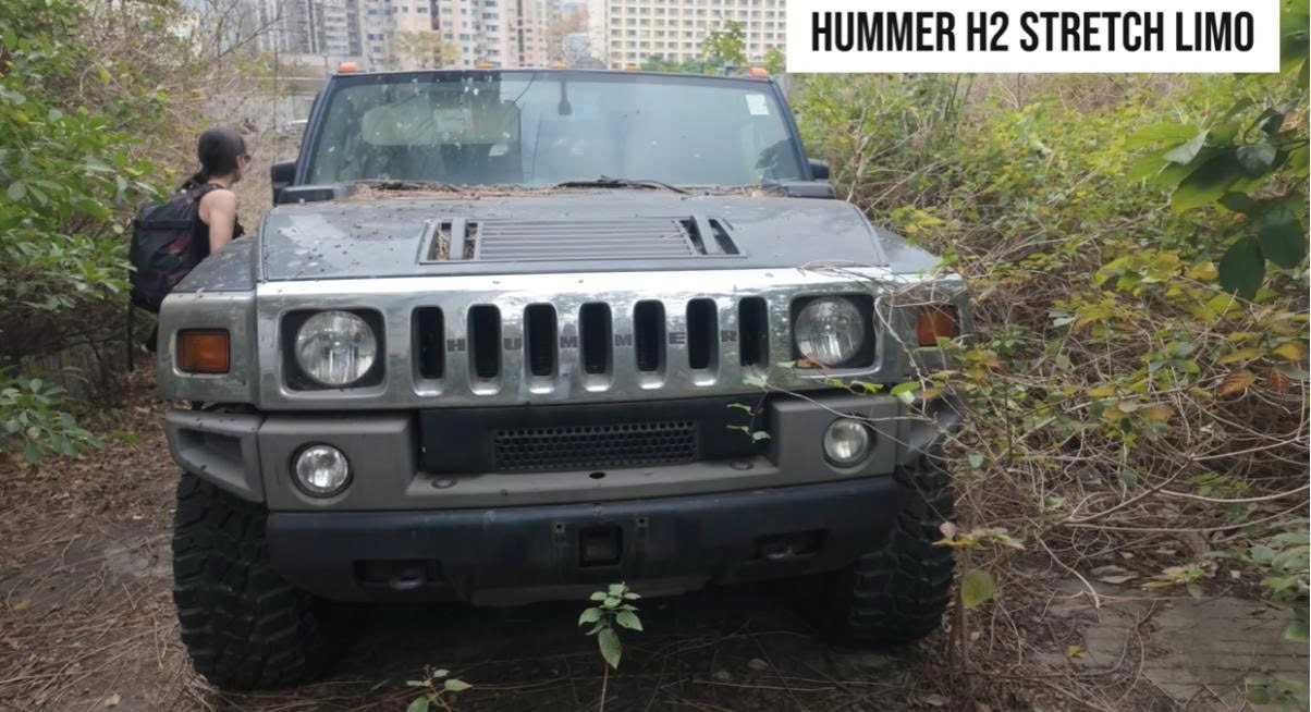 Siêu xe Hummer H2 Strech Limo nằm giữa bãi đất hoang phế. (Ảnh: Carscoops)