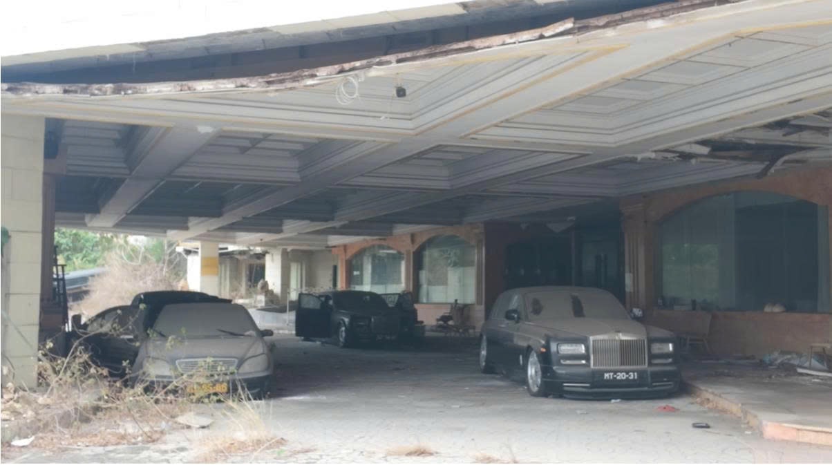 Nhiều siêu xe nằm im qua năm tháng tại khách sạn bị bỏ hoang. (Ảnh: Carscoops)