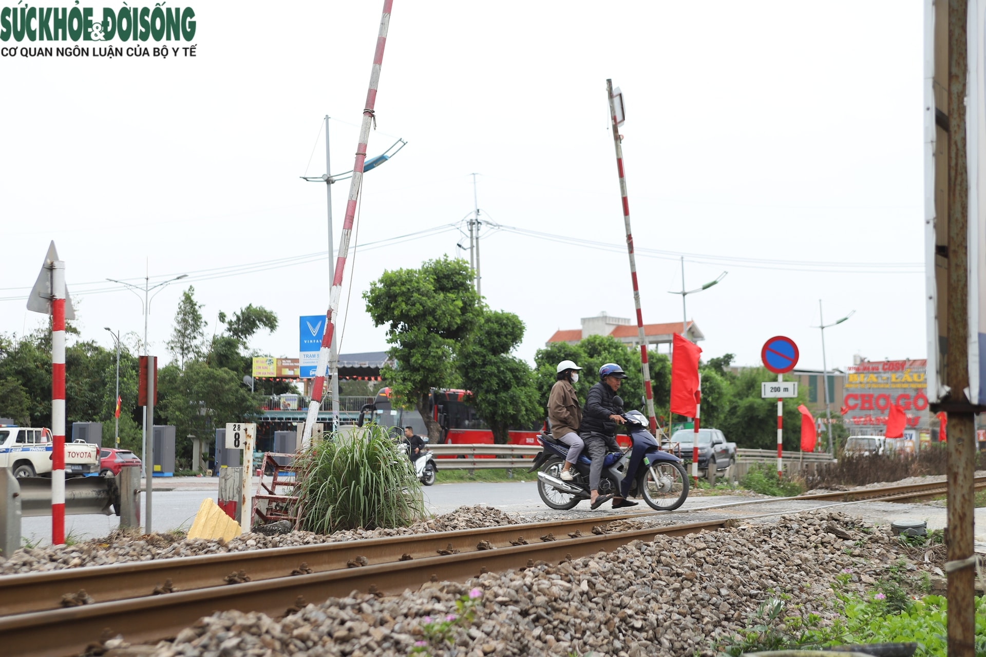 CSGT bất ngờ kiểm tra an toàn đường sắt, đo nồng độ cồn của nhân viên gác chắn - Ảnh 3. CSGT bất ngờ kiểm tra an toàn đường sắt, đo nồng độ cồn của nhân viên gác chắn - Ảnh 3.