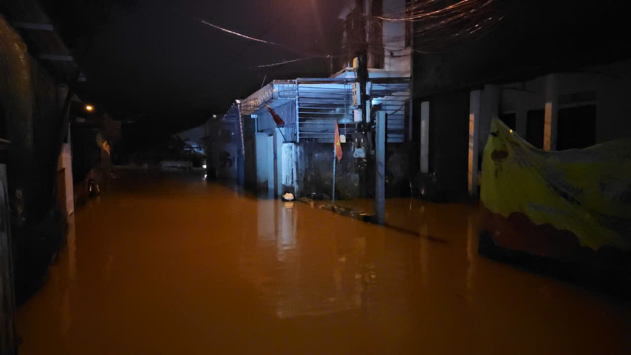 Mưa xối xả gây ngập cục bộ, sinh viên Huế hối hả di chuyển đồ trong đêm- Ảnh 2. Mưa xối xả gây ngập cục bộ, sinh viên Huế hối hả di chuyển đồ trong đêm- Ảnh 2.