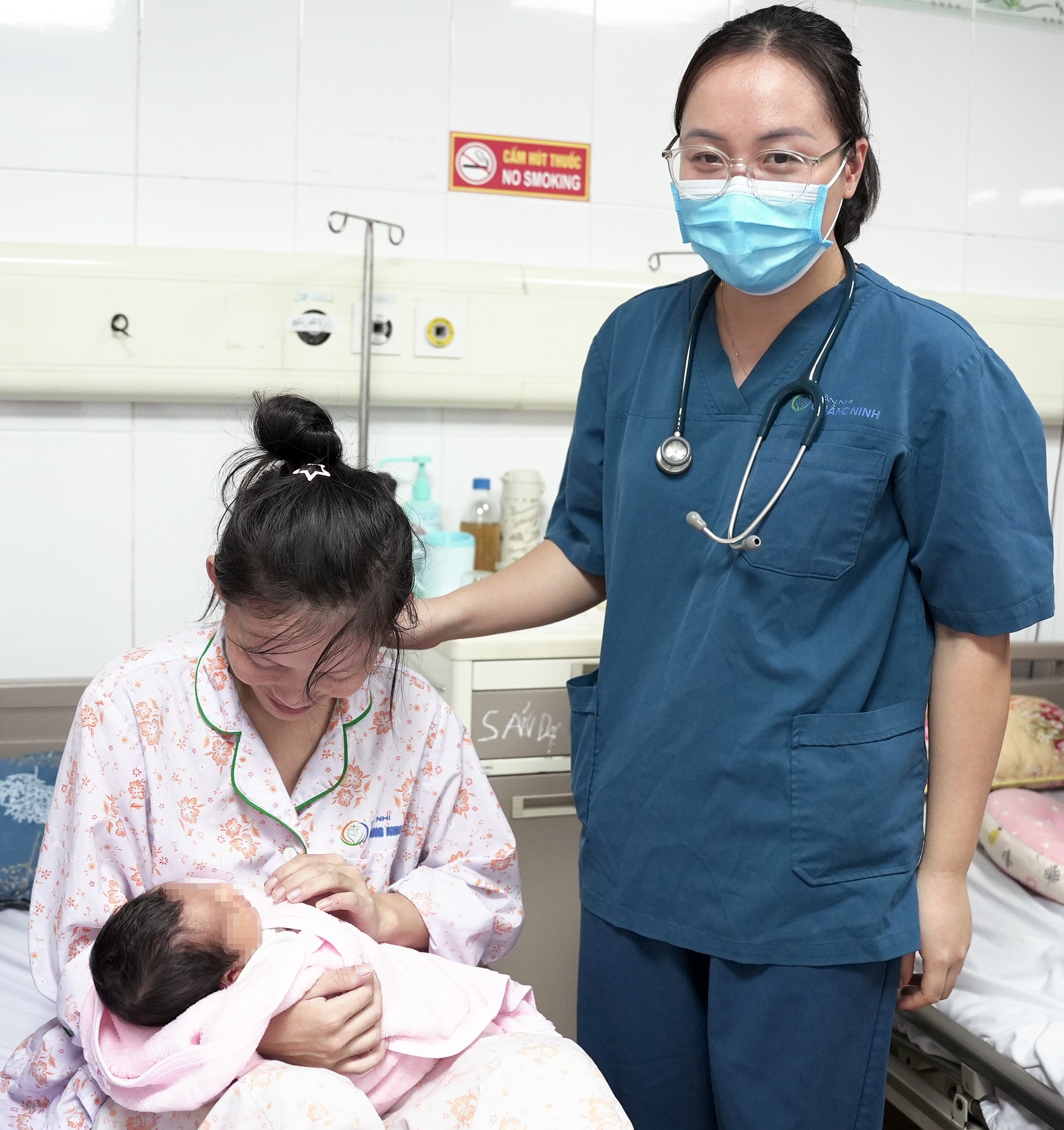 Cứu thành công bé trai sơ sinh 2 ngày tuổi mắc ống rốn tràng- Ảnh 1. Cứu thành công bé trai sơ sinh 2 ngày tuổi mắc ống rốn tràng- Ảnh 1.