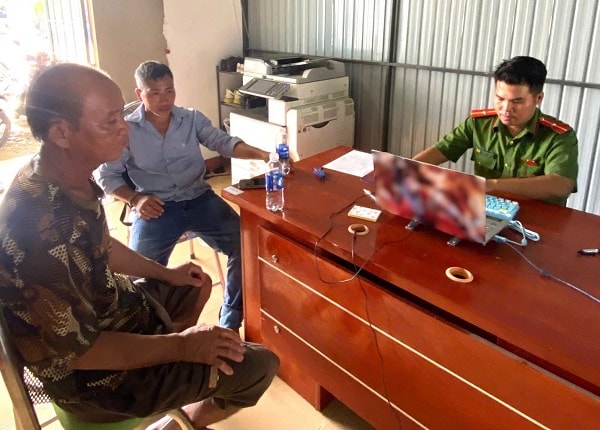 Trông thấy một phụ nữ gieo mình xuống sông tự tử, 2 người đàn ông lao ra ứng cứu- Ảnh 1.
