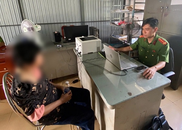Trông thấy một phụ nữ gieo mình xuống sông tự tử, 2 người đàn ông lao ra ứng cứu- Ảnh 2.