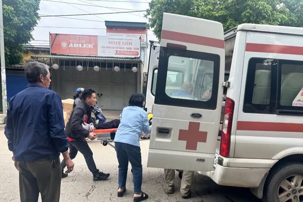 Trên đường đi họp, Giám đốc bệnh viện dừng xe khẩn cấp cứu người bị tai nạn- Ảnh 3. Trên đường đi họp, Giám đốc bệnh viện dừng xe khẩn cấp cứu người bị tai nạn- Ảnh 3.