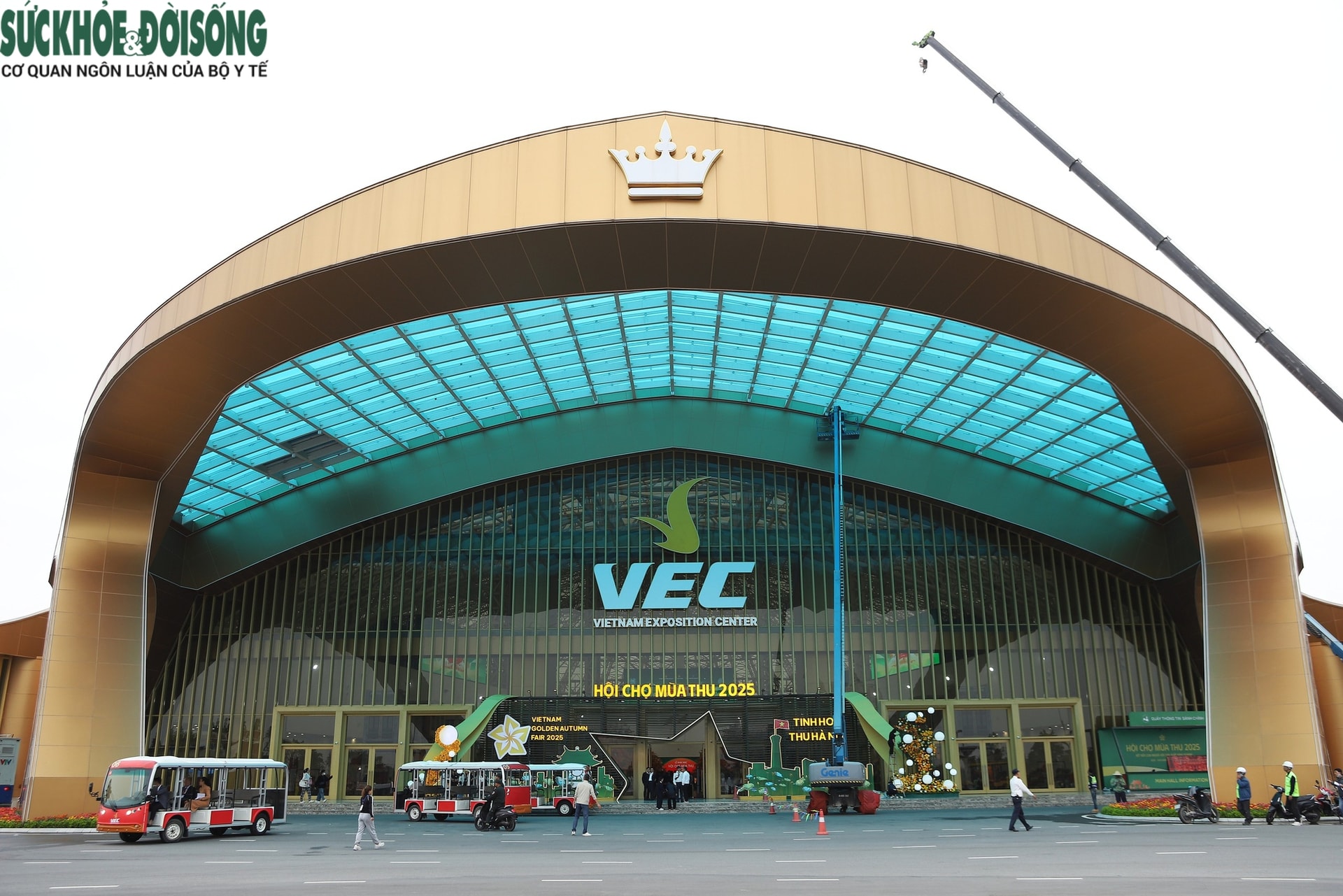 Các gian hàng gấp rút hoàn thiện trước ngày khai mạc Hội chợ Mùa Thu 2025- Ảnh 2.