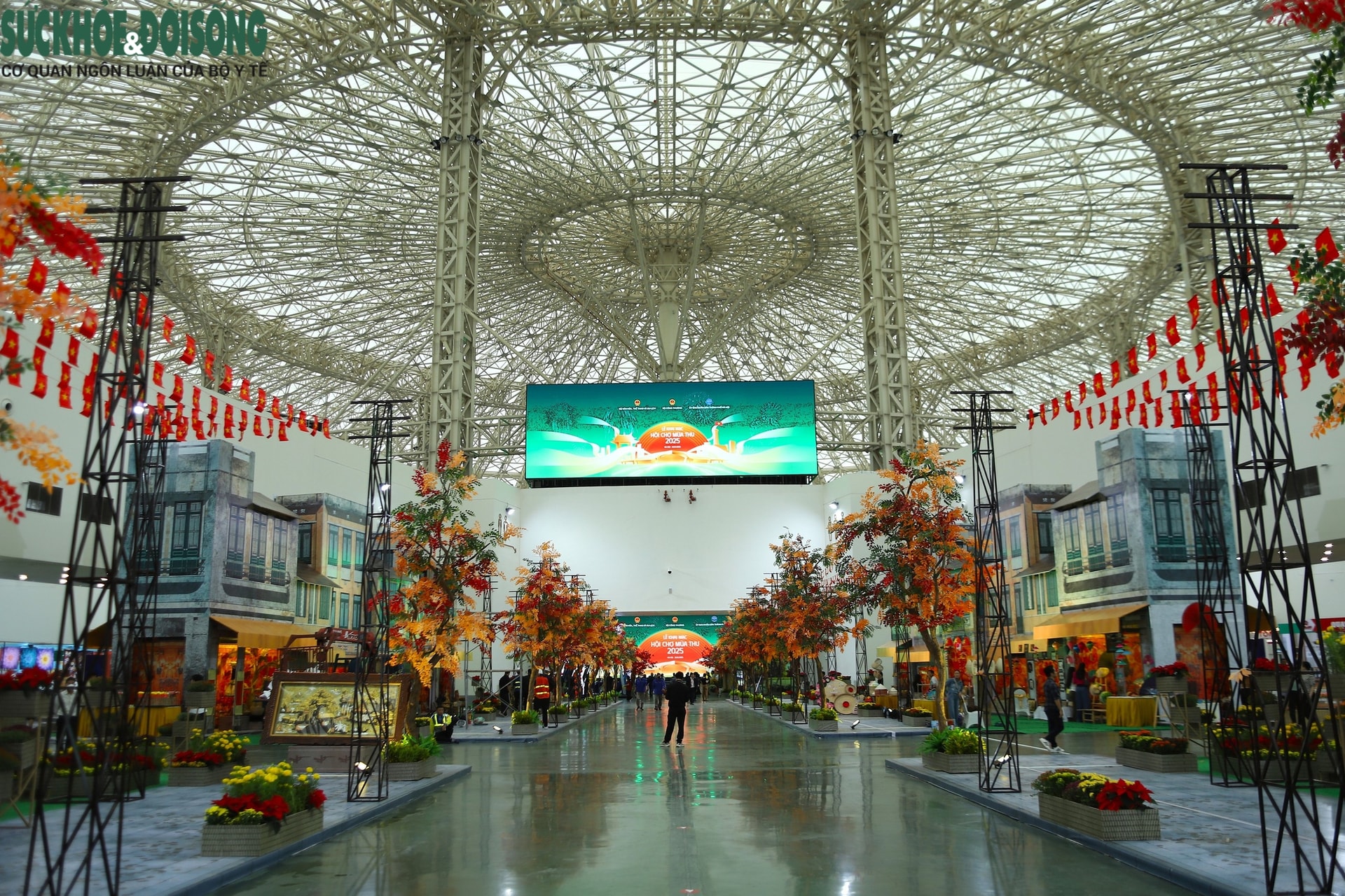 Các gian hàng gấp rút hoàn thiện trước ngày khai mạc Hội chợ Mùa Thu 2025- Ảnh 3.