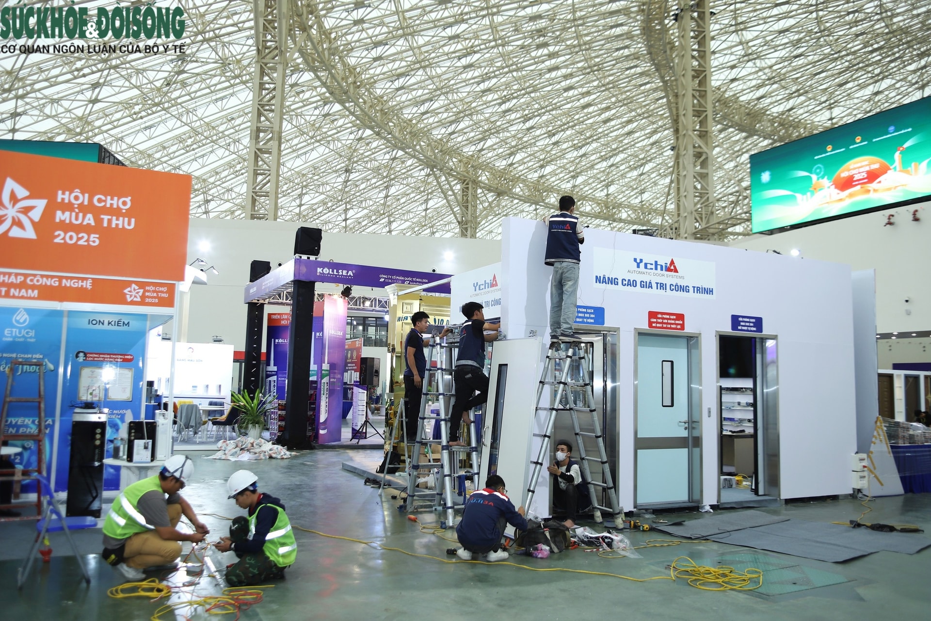 Các gian hàng gấp rút hoàn thiện trước ngày khai mạc Hội chợ Mùa Thu 2025- Ảnh 4.