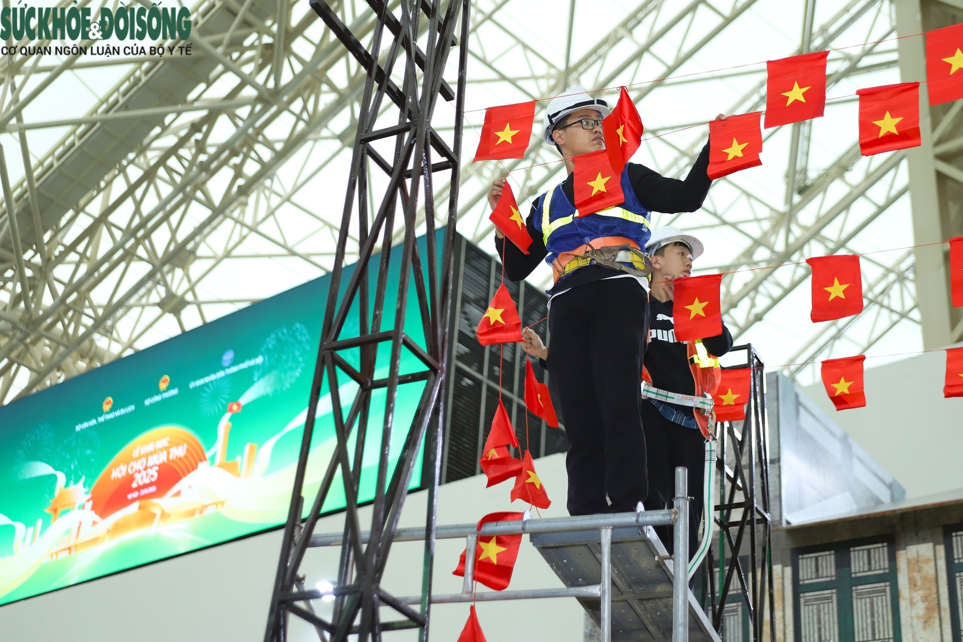 Các gian hàng gấp rút hoàn thiện trước ngày khai mạc Hội chợ Mùa Thu 2025- Ảnh 5.