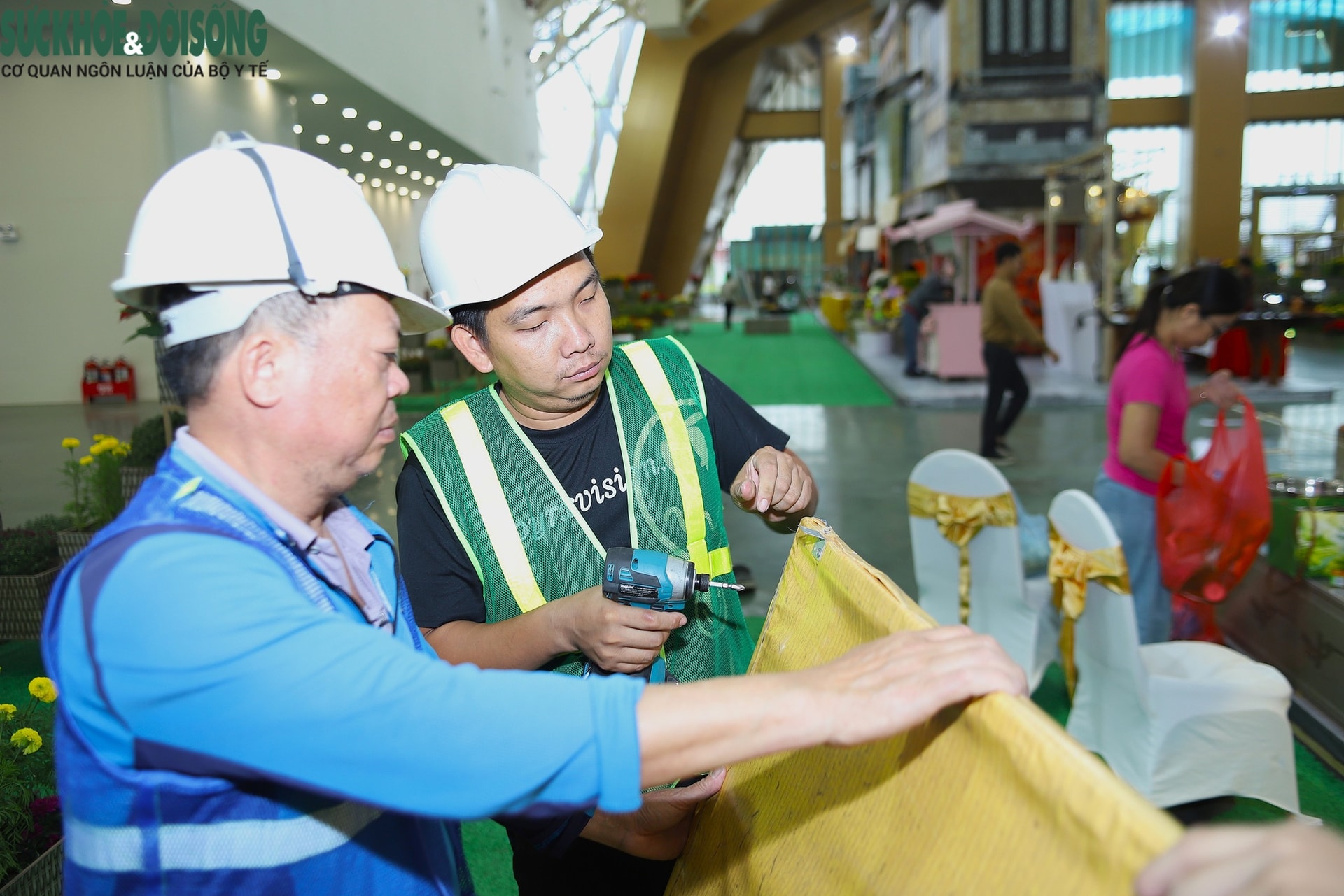 Các gian hàng gấp rút hoàn thiện trước ngày khai mạc Hội chợ Mùa Thu 2025- Ảnh 8.