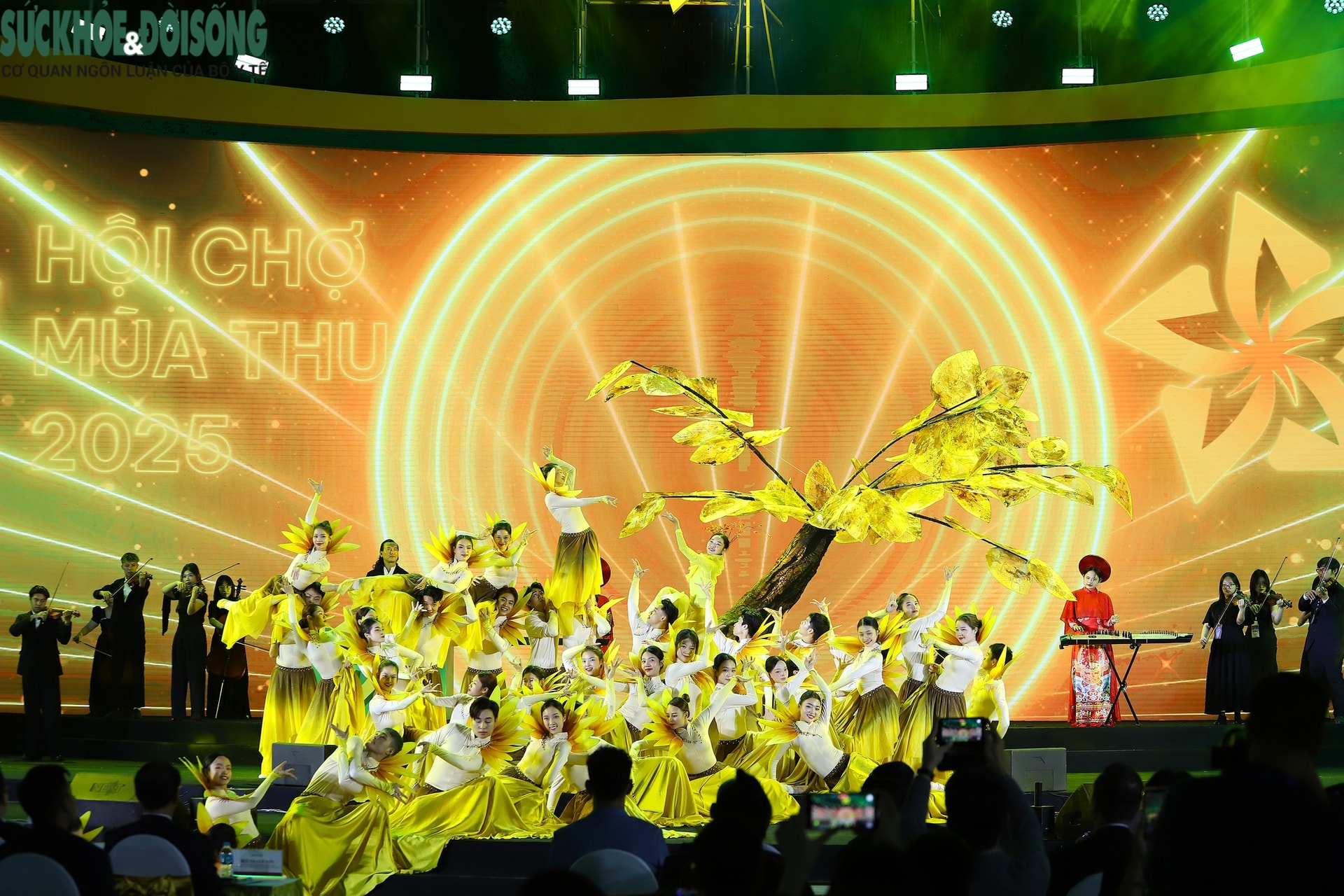 Thủ tướng Phạm Minh Chính dự tổng duyệt chương trình khai mạc Hội chợ Mùa Thu 2025- Ảnh 2.