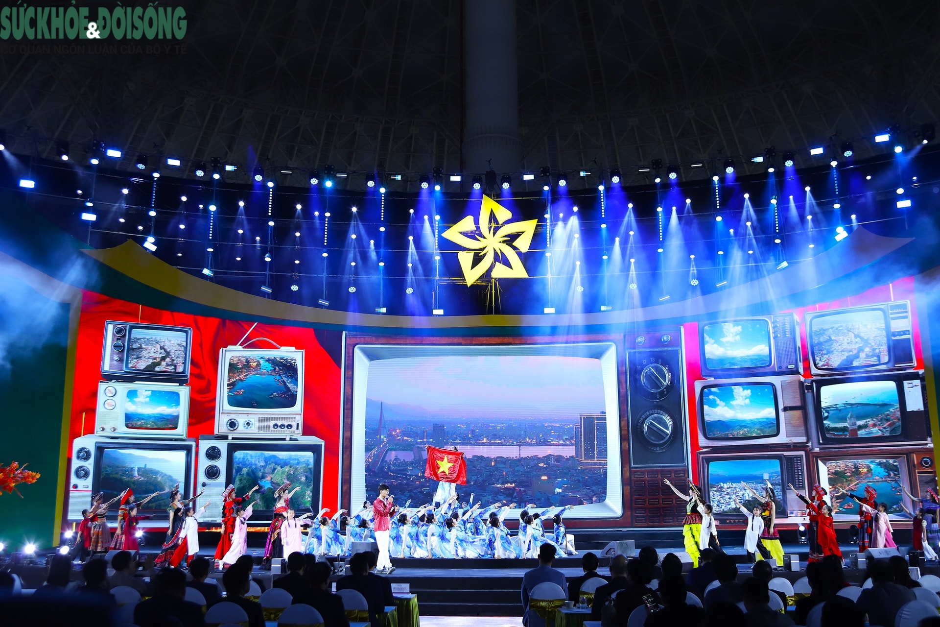 Thủ tướng Phạm Minh Chính dự tổng duyệt chương trình khai mạc Hội chợ Mùa Thu 2025- Ảnh 9.