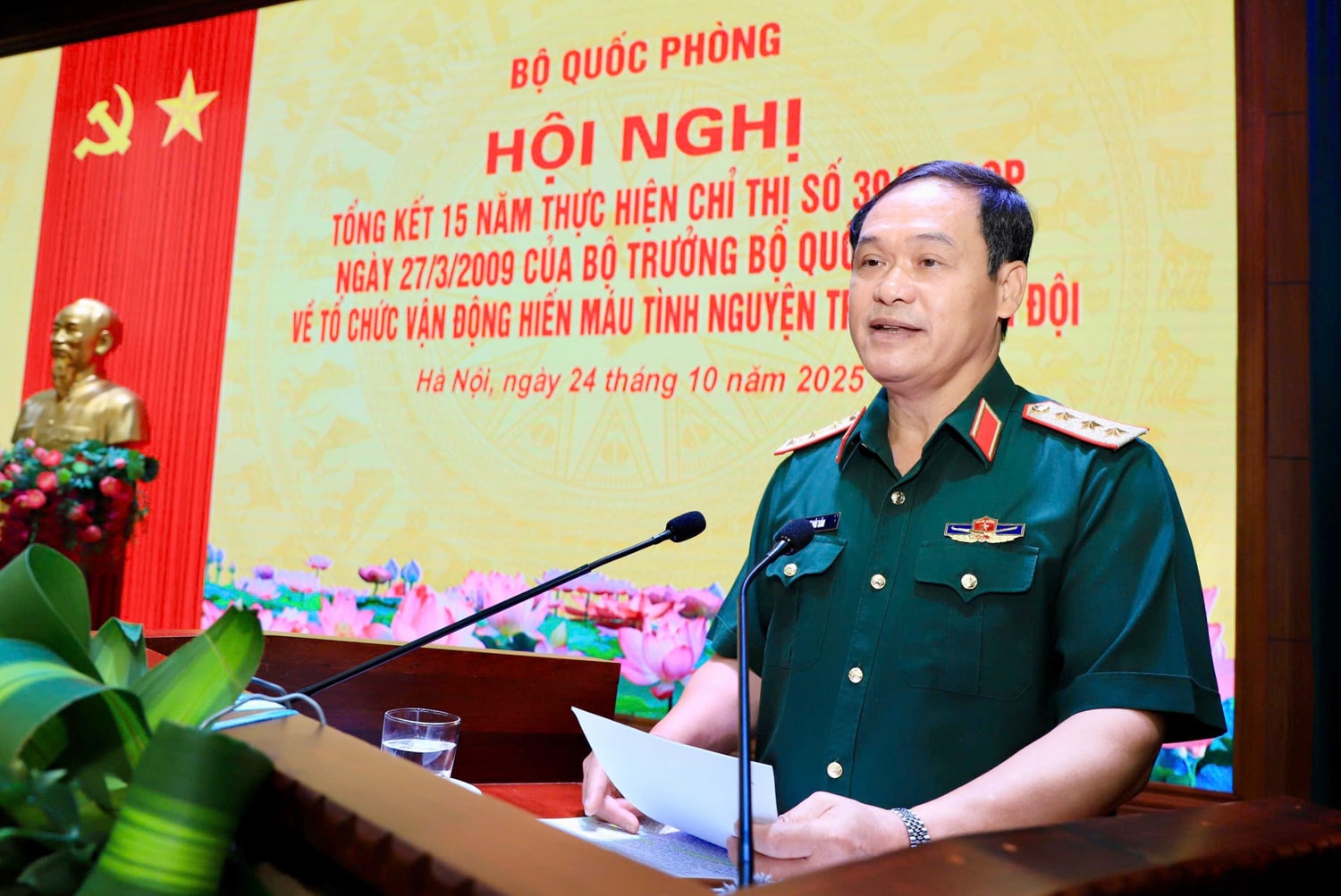 15 năm phong trào hiến máu tình nguyện, quân đội góp phần quan trọng bảo đảm nguồn máu cấp cứu, điều trị- Ảnh 1. 15 năm phong trào hiến máu tình nguyện, quân đội góp phần quan trọng bảo đảm nguồn máu cấp cứu, điều trị- Ảnh 1.
