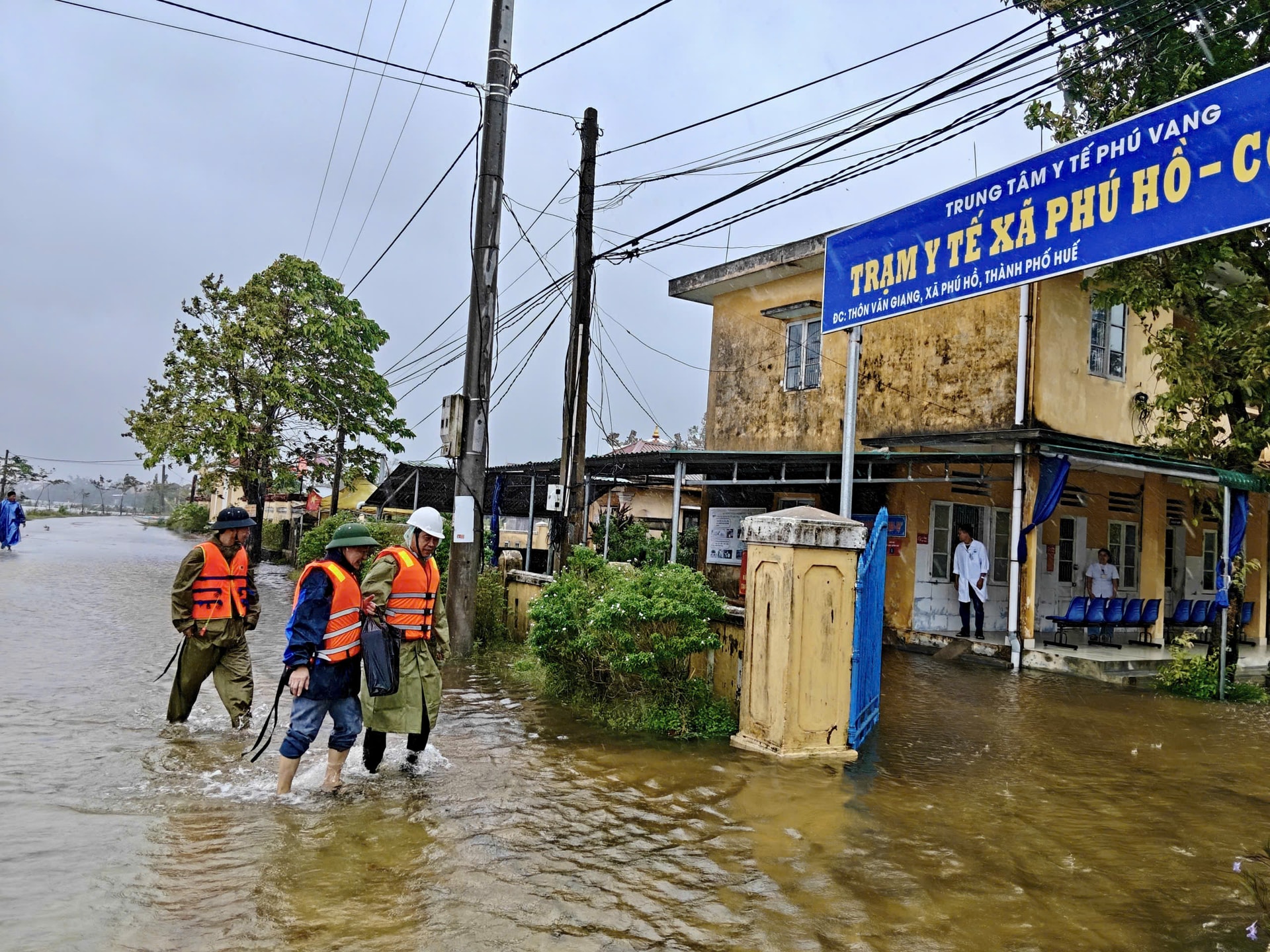 Không để gián đoạn điều trị bệnh nhân, đảm bảo vệ sinh môi trường khi nước rút- Ảnh 2. Không để gián đoạn điều trị bệnh nhân, đảm bảo vệ sinh môi trường khi nước rút- Ảnh 2.