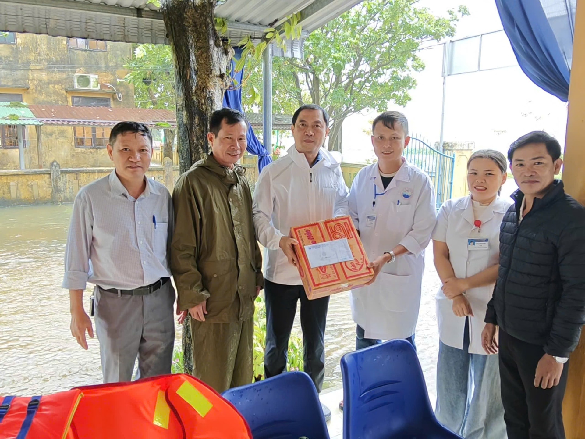 Không để gián đoạn điều trị bệnh nhân, đảm bảo vệ sinh môi trường khi nước rút- Ảnh 3. Không để gián đoạn điều trị bệnh nhân, đảm bảo vệ sinh môi trường khi nước rút- Ảnh 3.