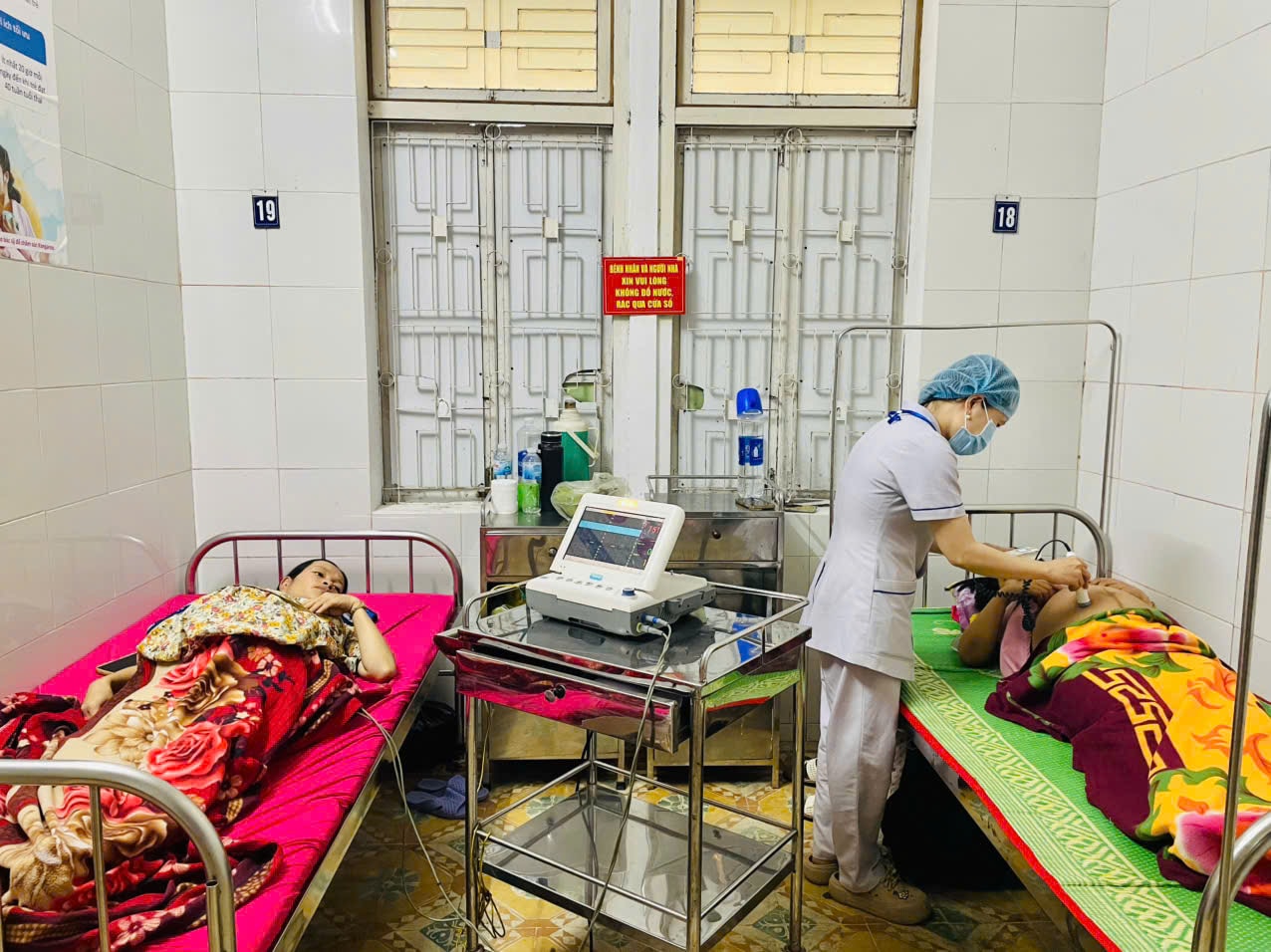 Không để gián đoạn điều trị bệnh nhân, đảm bảo vệ sinh môi trường khi nước rút- Ảnh 1. Không để gián đoạn điều trị bệnh nhân, đảm bảo vệ sinh môi trường khi nước rút- Ảnh 1.